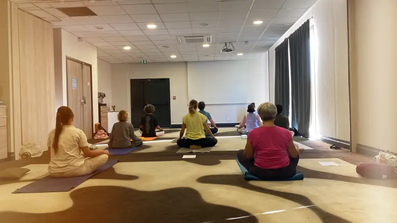 Cours de yoga de Sadhguru à Bordeaux lac dans une salle lumineuse
