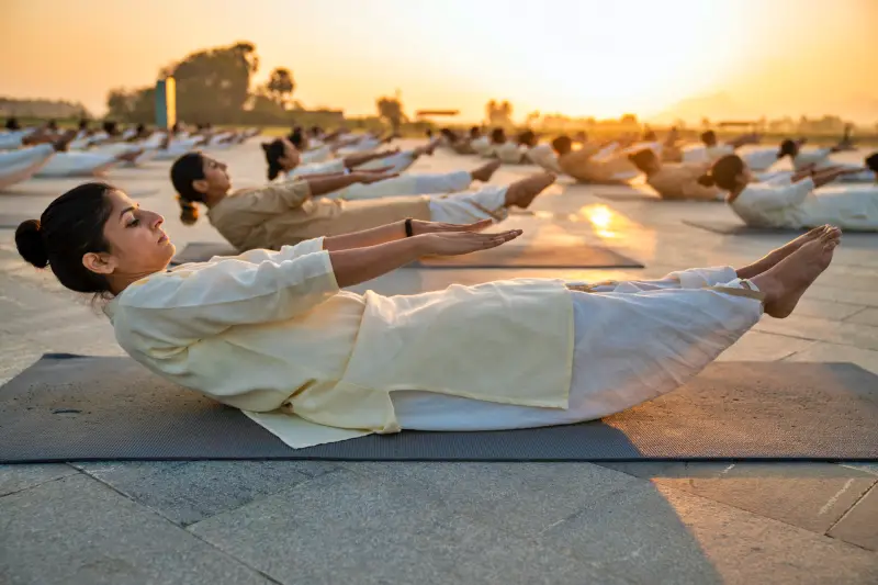 Cours de yoga saint-malo Salle de yoga au Brit Hotel pour les enseignements de Sadhguru avec Esprit Calme