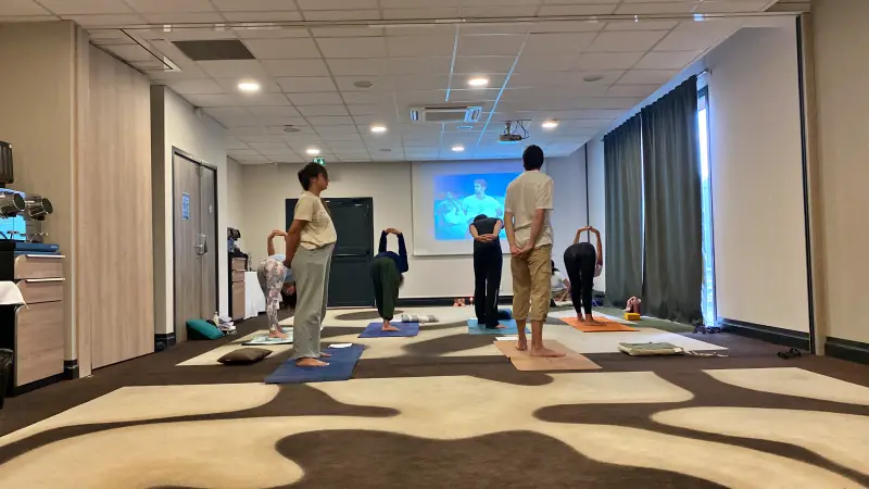 Cours de yoga de Sadhguru à Toulouse dans une salle lumineuse