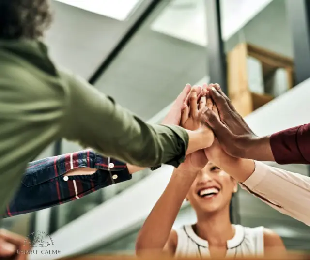 equipe-meditation-seminaire salariés en méditation pendant un séminaire QVT