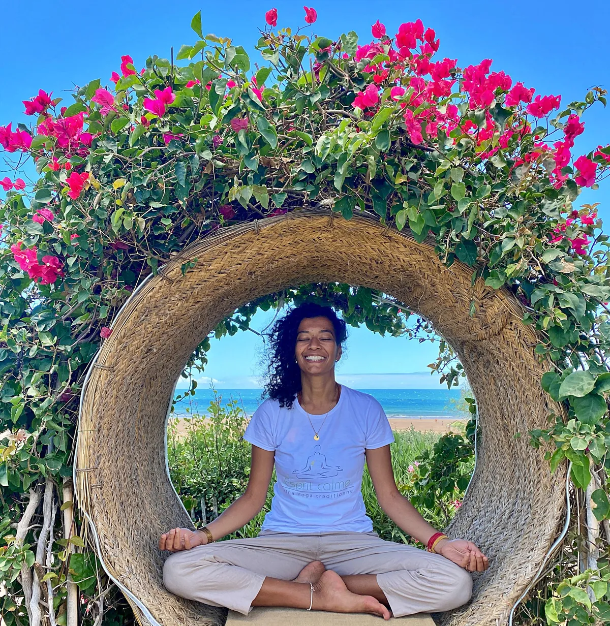 Nathalie, enseignante d'Esprit Calme, en méditation face à l'océan