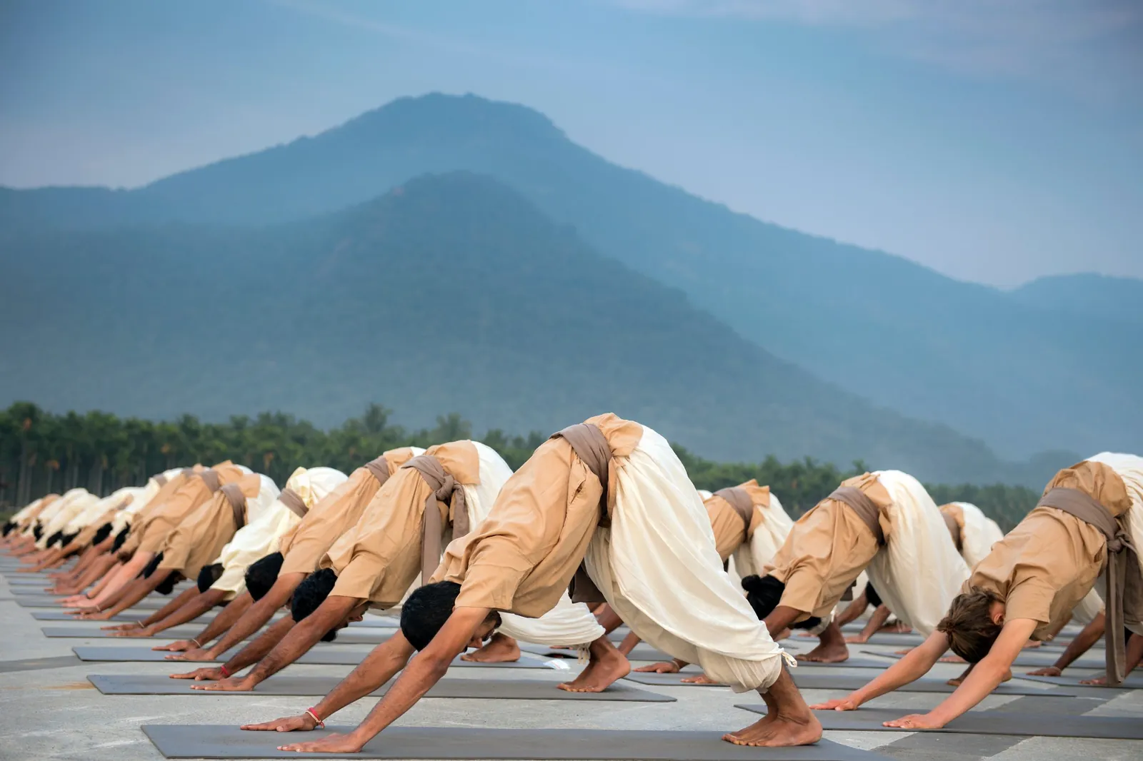 Groupe pratiquant le yoga de Sadhguru en stage