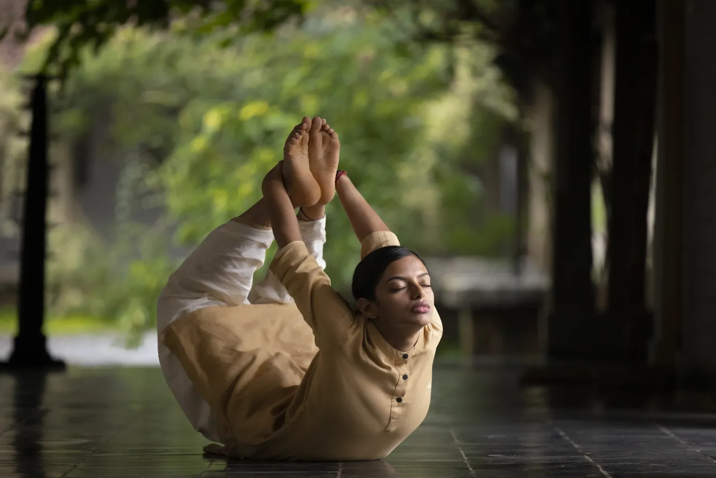 Posture de Yogasanas dans une galerie de temple